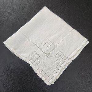 VINTAGE WHITE ELEGANT HANDKERCHIEF WITH DELICATE EMBROIDERED DETAILS